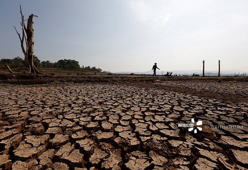印尼遭遇干旱天气 水库干涸地面龟裂