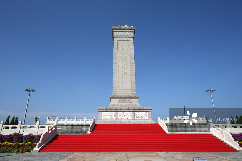 北京:人民英雄纪念碑铺红地毯迎烈士纪念日