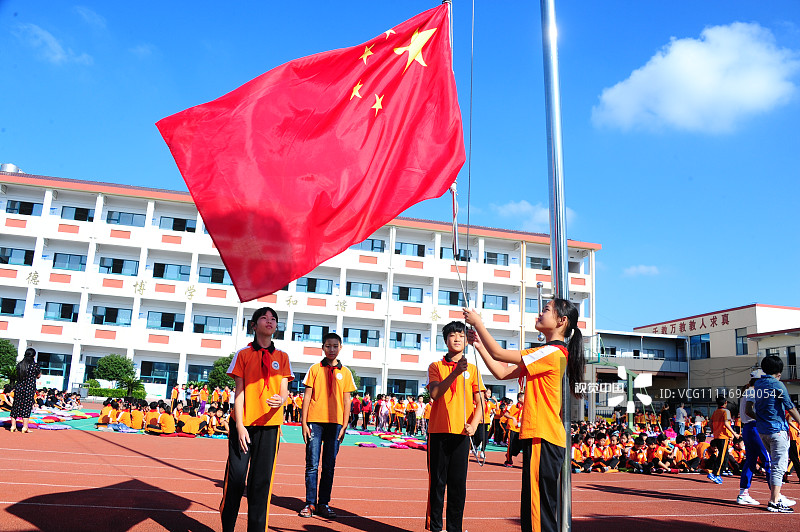 9月29日上午,江苏省太仓市耀华学校1600多名小学生通过升国旗,向国旗