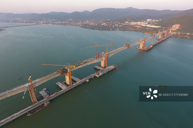 湖北襄阳:汉十高铁崔家营汉江特大桥主梁顺利合龙
