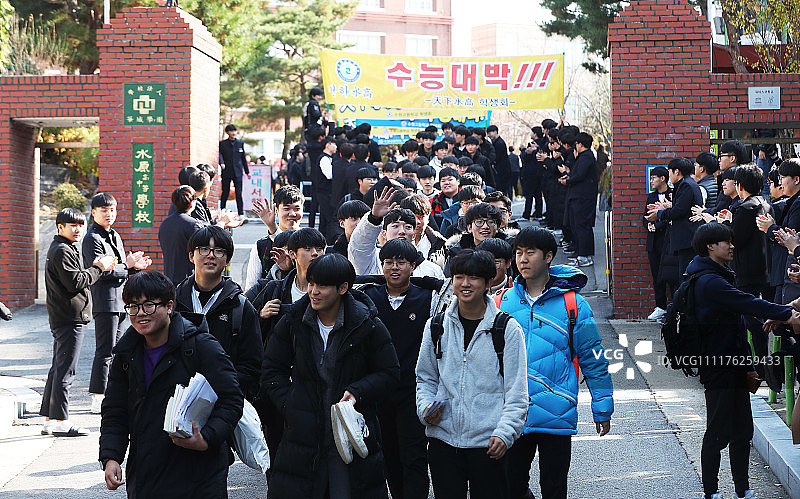 为高考壮行 韩国高中毕业班学生走出校门士气高昂