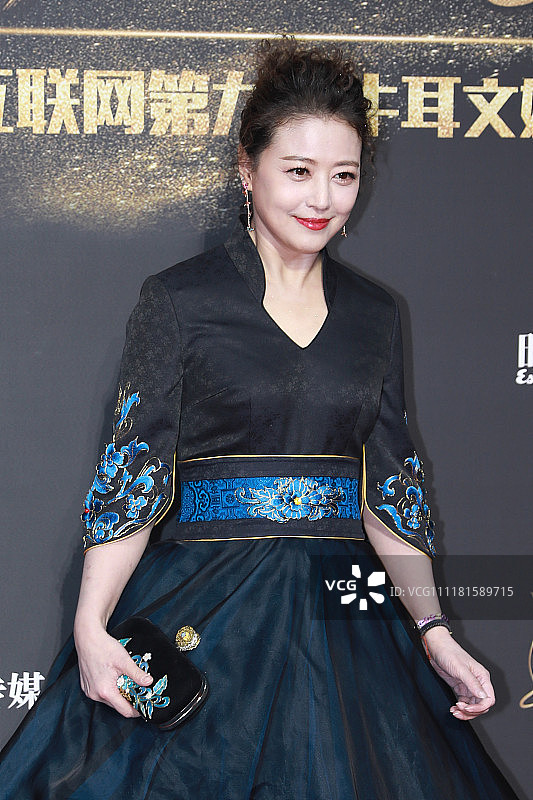 52岁周海媚造型复古唇红齿白女神范 吉克隽逸冷天穿短裤秀腿,董力插兜