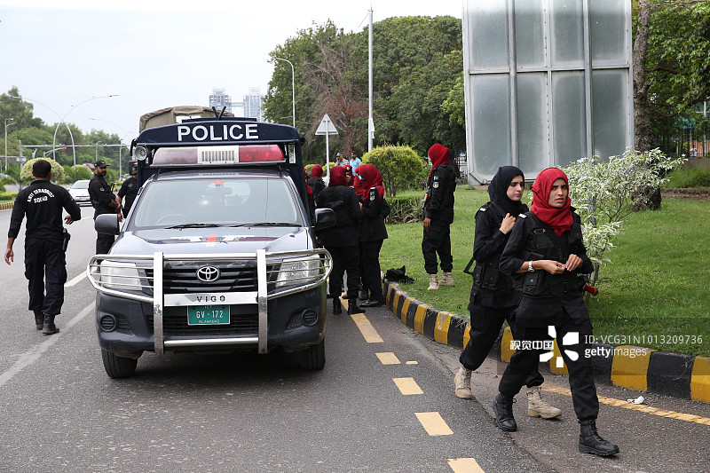 巴基斯坦反对派抗议选举舞弊 女警持枪维持治安