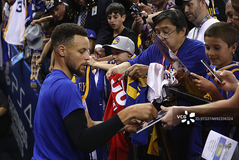 16\/17NBA总决赛第2场:勇士Vs骑士 库里百米冲