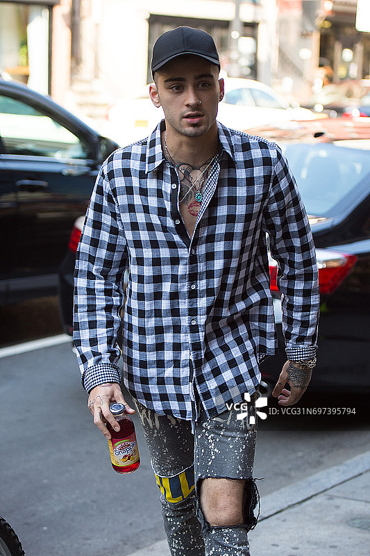 纽约,泽恩·马利克(zayn malik)现身街头,他身穿格子衬衫露胸口纹身