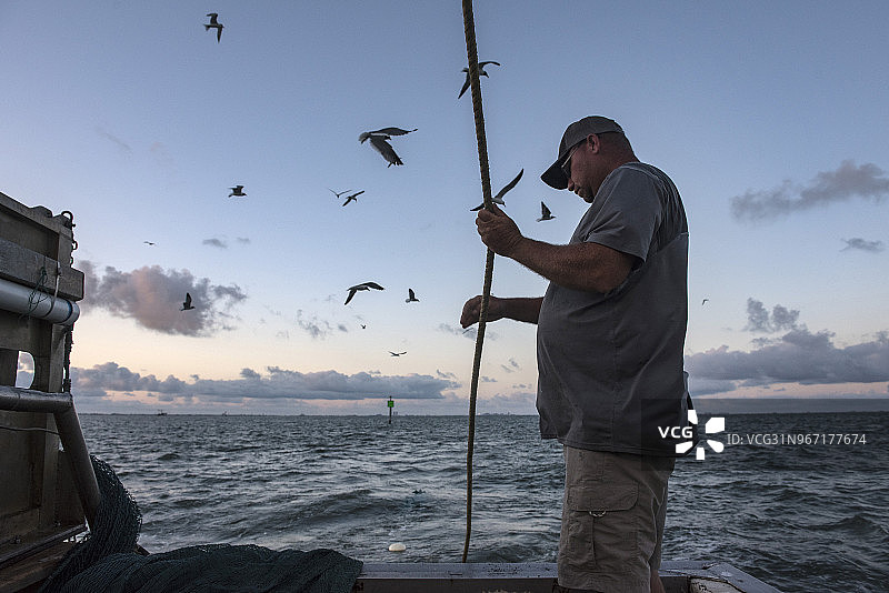 中国市场关税下调 美国渔民海上捕虾应对需求