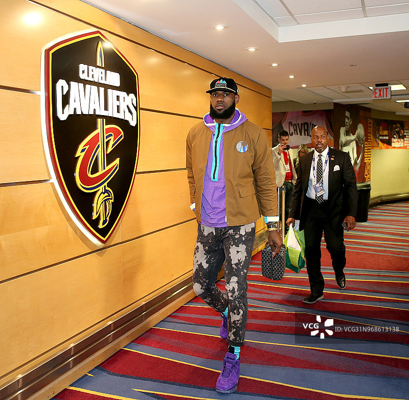 17\/18NBA总决赛第3场:骑士Vs勇士 两队球员抵