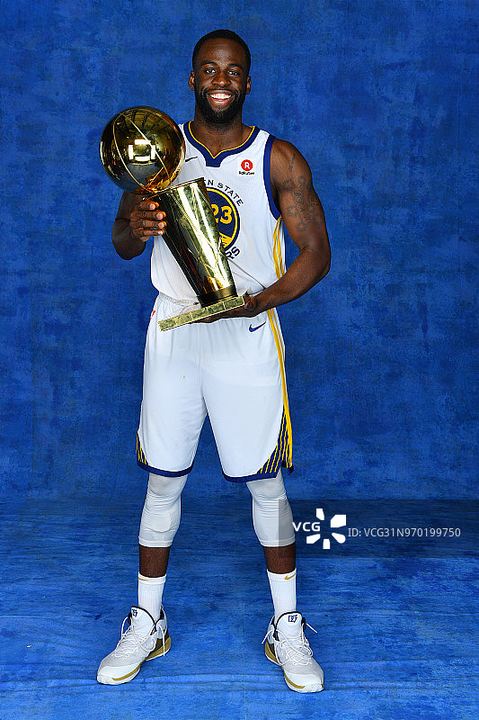 17\/18NBA总决赛第4场:勇士拍摄冠军写真 杜兰