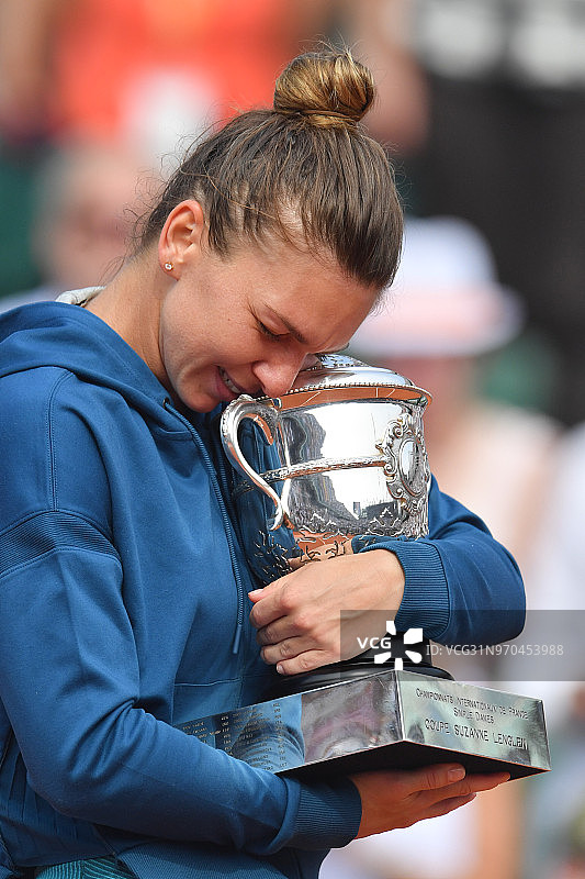 2018法网女单颁奖仪式:哈勒普首夺大满贯 怀抱