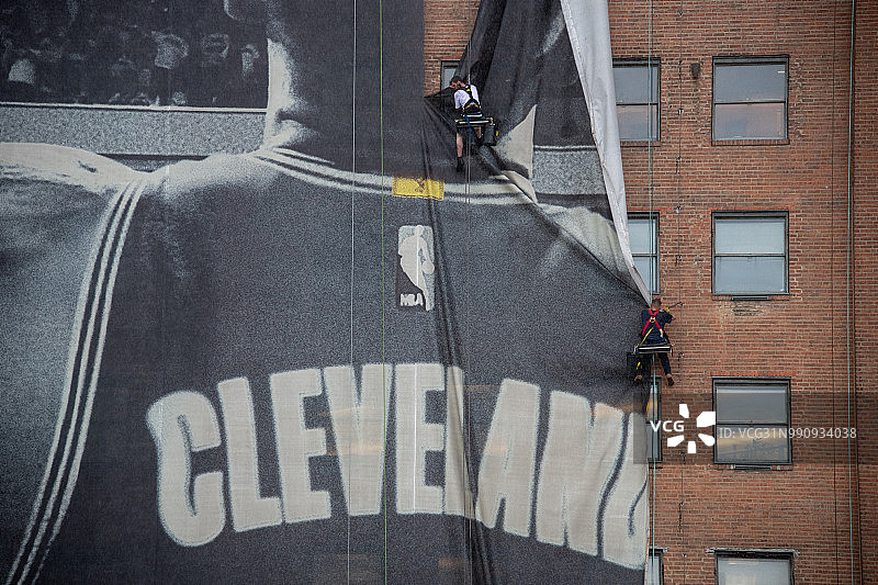 美国:克利夫兰巨型詹姆斯海报被撤下 球迷身穿