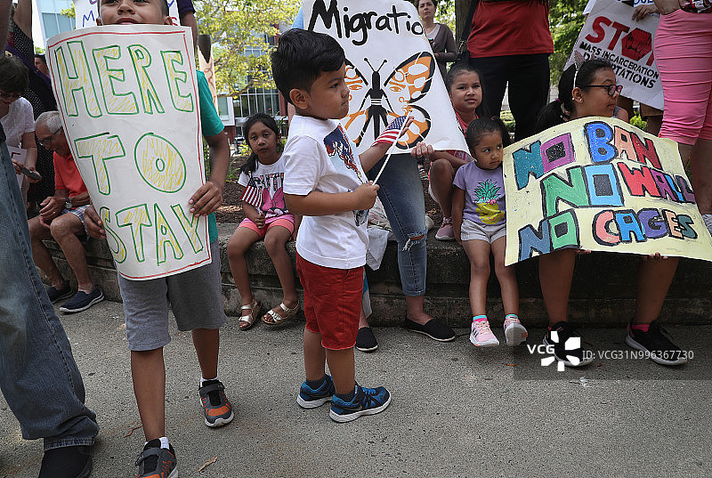 美国骨肉分离移民政策余波汹涌 家长带孩子法