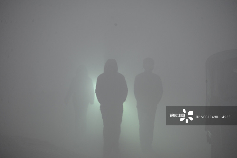 山东聊城遭遇强浓雾天气 能见度不足50米