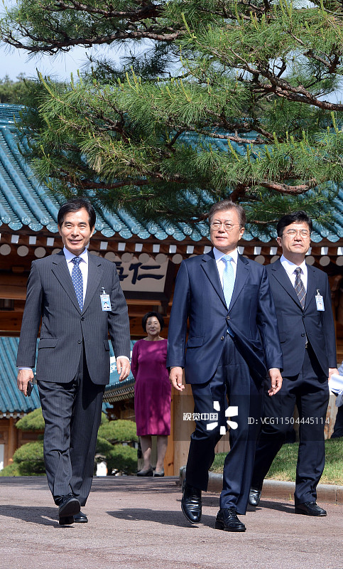 组照说明 组照标题 : 韩国新总统文在寅步行前往办公室 妻子送其上班