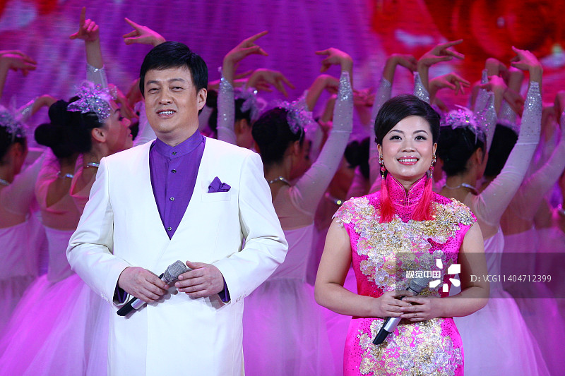2010央视春晚现场直播:张也,吕继宏演唱《幸福》