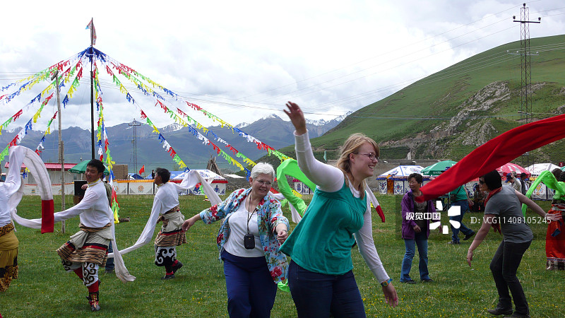 青海玉树灾后首批帐篷宾馆开业 迎来高端旅游团