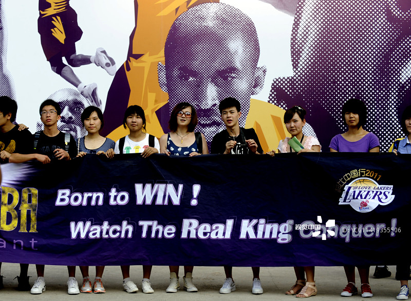 2011科比中国行沈阳站:媒体见面会科比亲吻球鞋