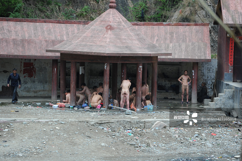 裸浴民俗遭年轻人抵制面临消亡 组照说明 :在三门峡卢氏县汤河乡的