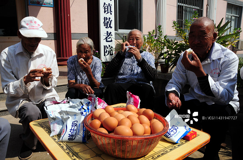 山东郯城700"五保老人"吃上了"免费蛋奶"