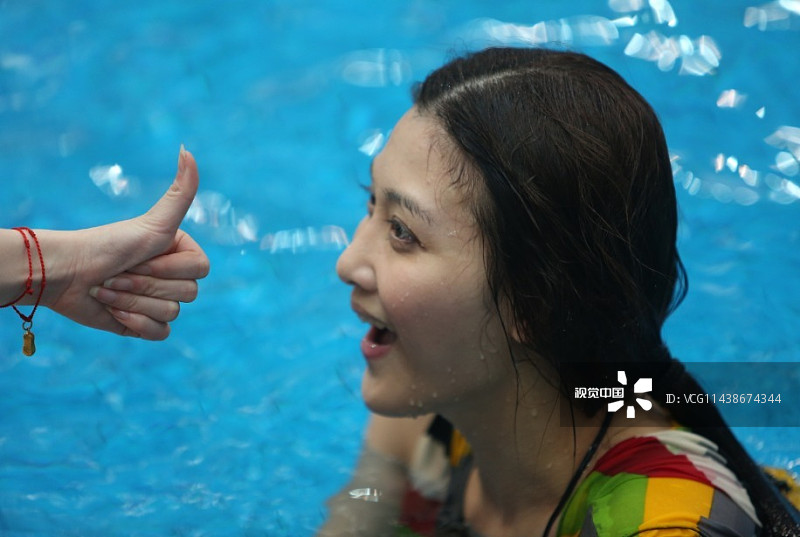 组照标题《星跳水立方》李彩桦,刘忻素颜出战 吴建豪大秀六块
