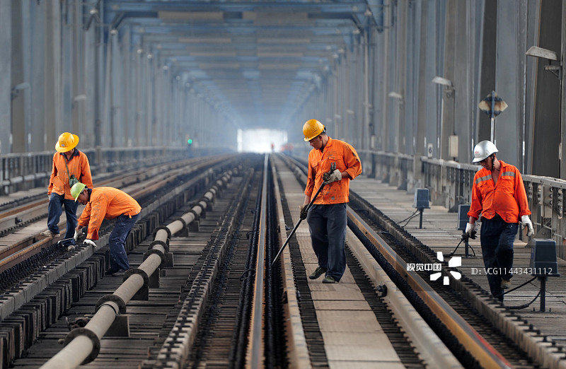 工人们正在对京九铁路九江长江大桥进行集中修