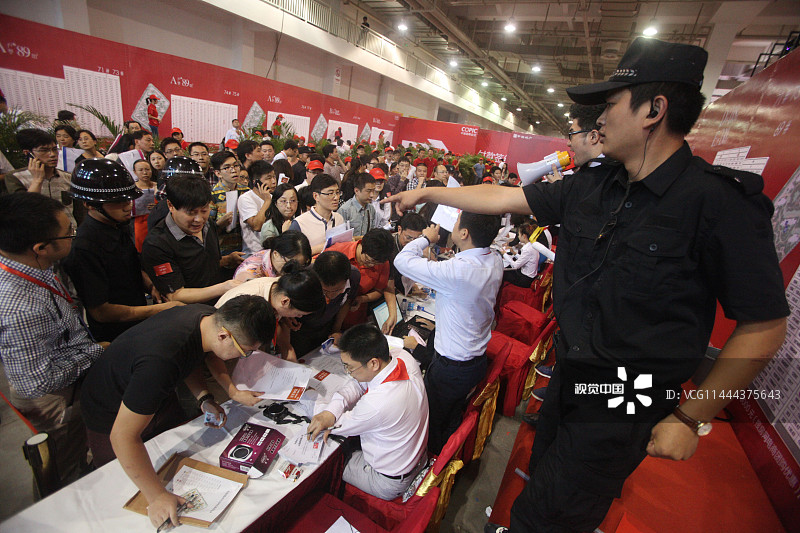 浙江宁波一楼盘开盘引5000购房者蜂拥抢购 现