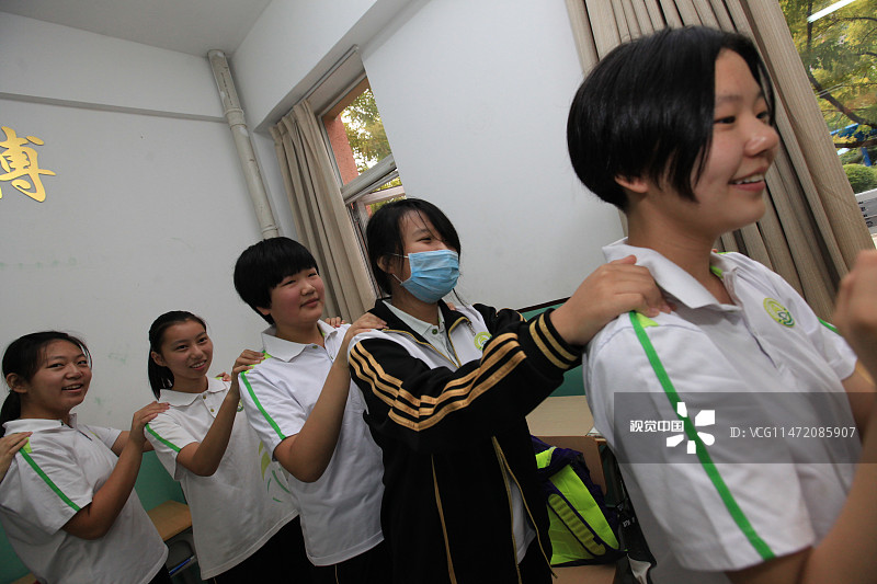 天津滨海新区中小学如期开学 开学第一课上心