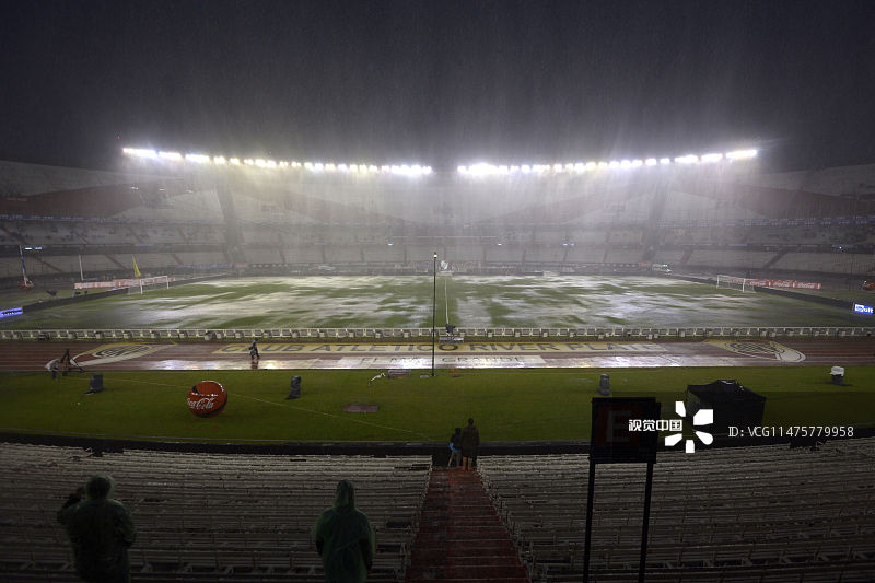 18世界杯预选赛:阿根廷Vs巴西 大雨滂沱比赛延