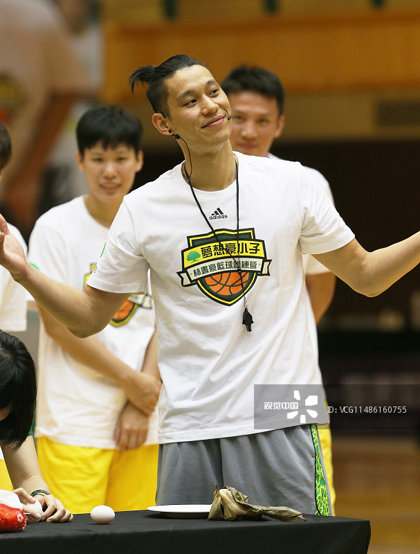 高雄:林书豪携弟弟参加篮球训练营活动 兄弟二