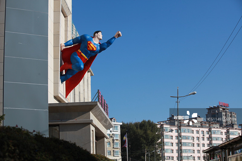 长春:男科医院将5米高超人挂门前 吸引患者惹