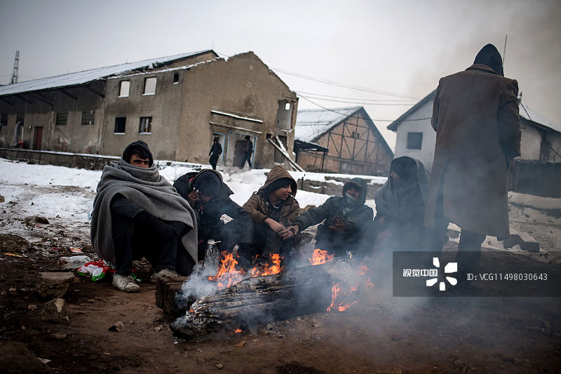 约7000移民滞留塞尔维亚 雪地烤火条件艰苦