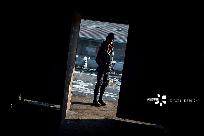 塞尔维亚:移民暂居废弃仓库 天寒地冻条件艰苦