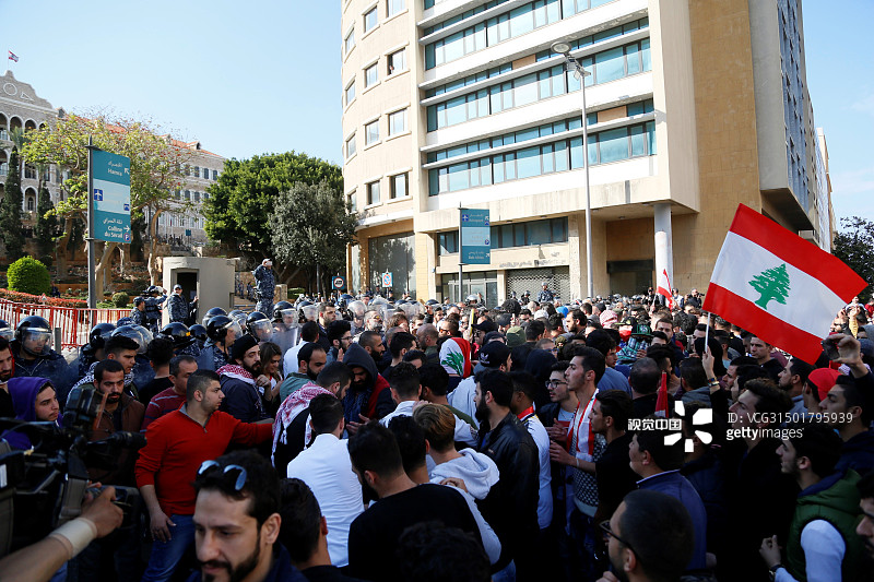 黎巴嫩民众游行示威 抗议政府提高公务员工资税