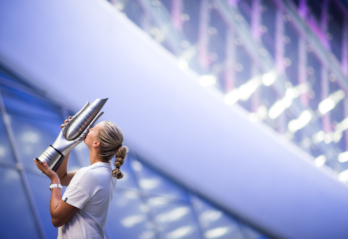 2016武汉网球公开赛：科维托娃拍摄冠军写真 Wuhan Open：Kvitova takes champion Portrait