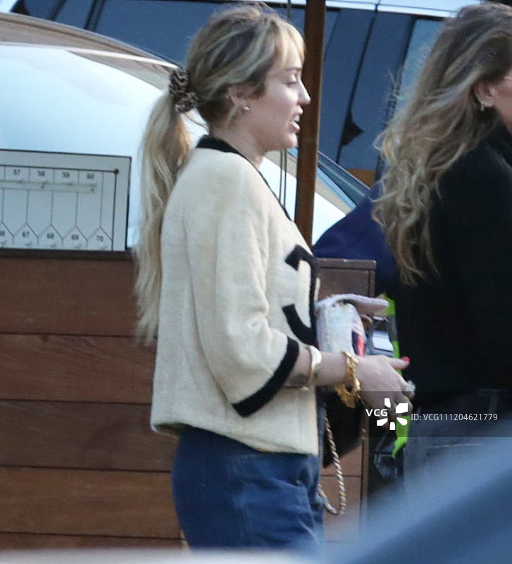(REQ) Miley Cyrus at SoHo House with Liam Hemsworth and his family (06/04/2019)
