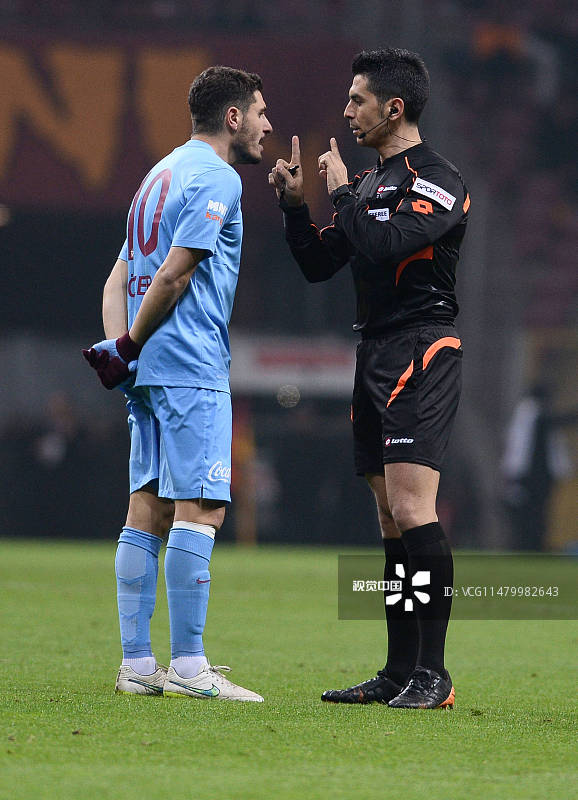 15/16土超:加拉塔萨雷2-1绝杀7人特拉布宗 球员泄愤主裁"被红牌"