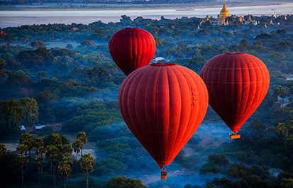紅色熱氣球在緬甸曼德勒地區nyung-u的叢林上空500px圖片素材