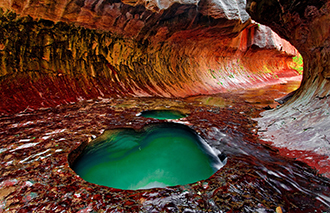 Green water hole inside gorge, Zion National Park, Utah, USA 500px圖片素材