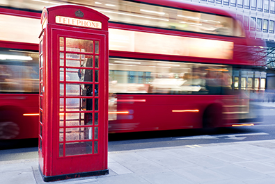 Red telephone booth and red bus passing. Symbols of London.500px图片素材