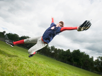 Baseball player diving to catch ball gettyimages圖片素材