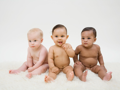 Three naked babies sitting in a row gettyimages图片素材