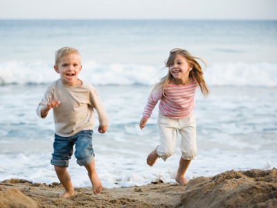 brother and sister running at the beach gettyimages图片素材