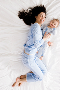 mother and baby in bed gettyimages图片素材