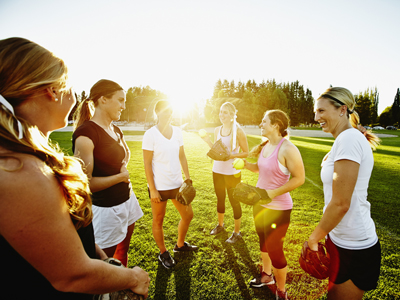 Female softball players in discussion on field gettyimages图片素材