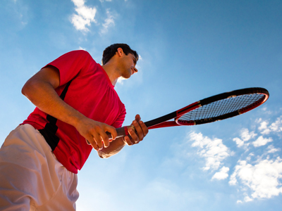 Male tennis player in ready position gettyimages圖片素材