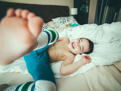 happy young child in bed playing gettyimages图片素材