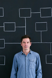 Man in front of a blackboard with a network on it gettyimages图片素材