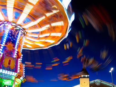 Blurred view of carnival ride at night gettyimages圖片素材