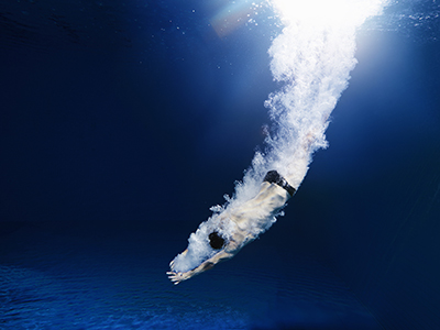 man diving into water gettyimages图片素材