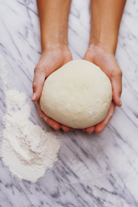 Hands holding dough gettyimages图片素材