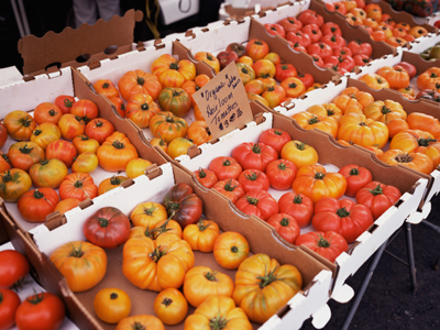 Organic heirloom tomatoes at market gettyimages图片素材